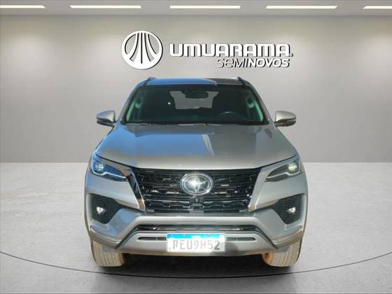 TOYOTA HILUX SW4 2.8 D-4D TURBO DIESEL SRX 7L 4X4 AUTOMÁTICO TOYOTA HILUX SW4 2.8 D-4D TURBO DIESEL SRX 7L 4X4 AUTOMÁTICO